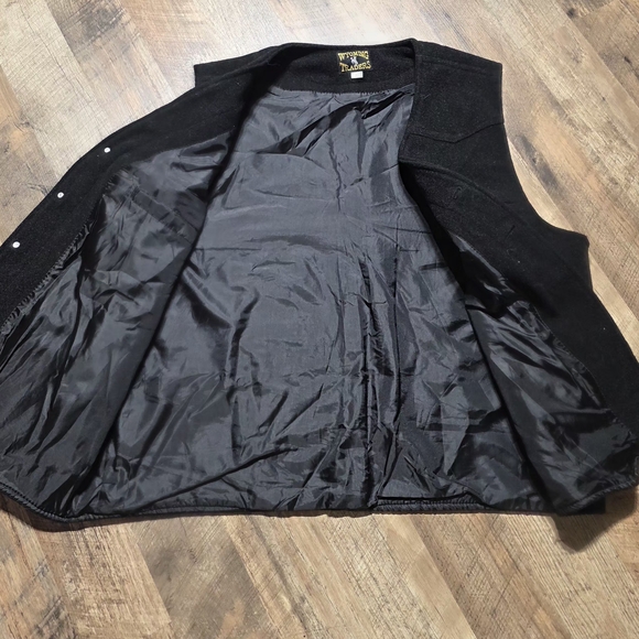 Men's Black Wyoming Traders Vest - Picture 5 of 6